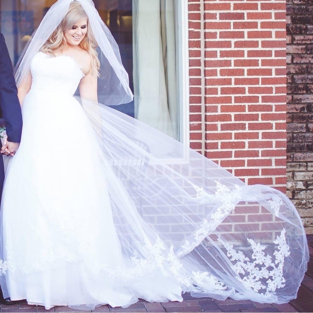 Beautiful A line wedding gown dress size 8